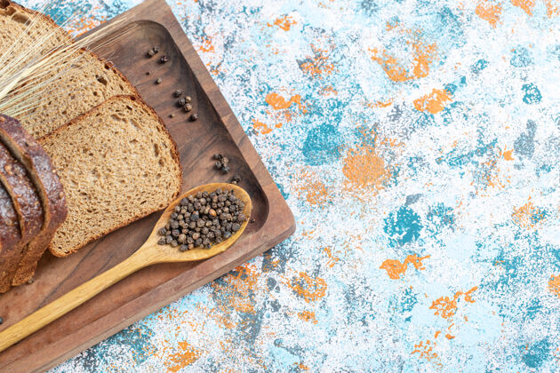 切片在木板上放几片新鲜的面包烘焙整个健康