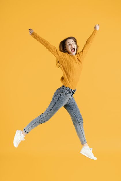 肖像画像年轻女子跳跃表达女人跳跃