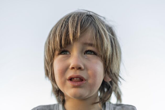 肖像小男孩在户外哭年轻心烦孩子
