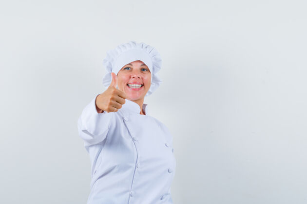时尚穿着白色制服的女厨师竖起大拇指 看起来很开心自信脸现代