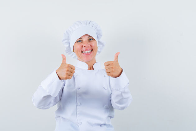 制服穿着白色制服的女厨师 竖起大拇指 看上去很高兴现代脸模特