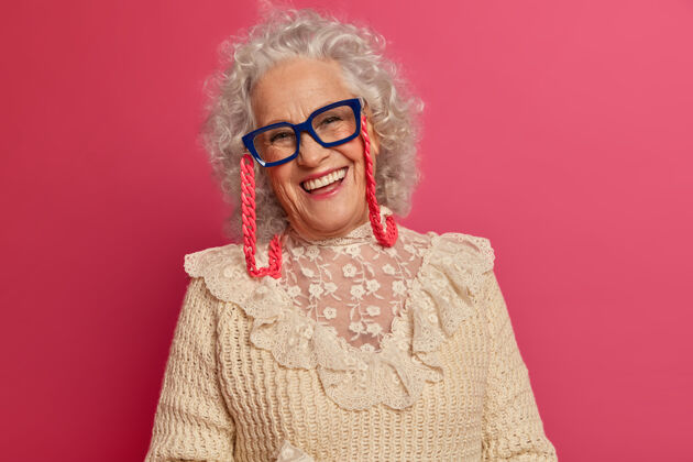 退休特写优雅的老妇人穿着时尚的衣服微笑白种人人