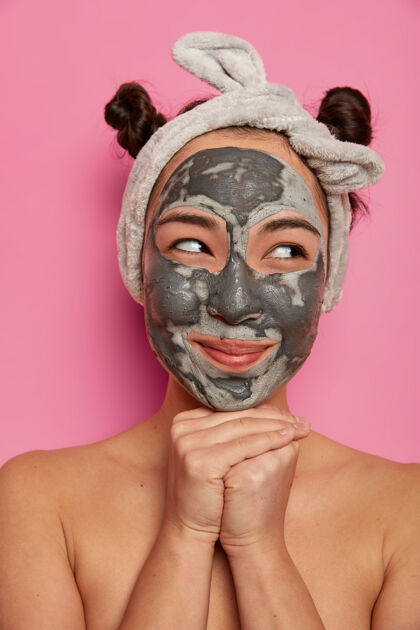 满意年轻女子洗澡后戴天然面膜护肤化妆品面部健康
