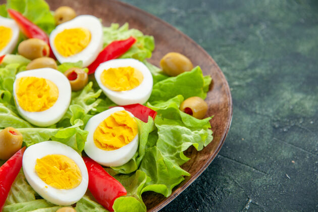 鸡蛋沙拉前视图美味的鸡蛋沙拉与绿色沙拉和橄榄在深蓝色的背景橄榄绿色午餐