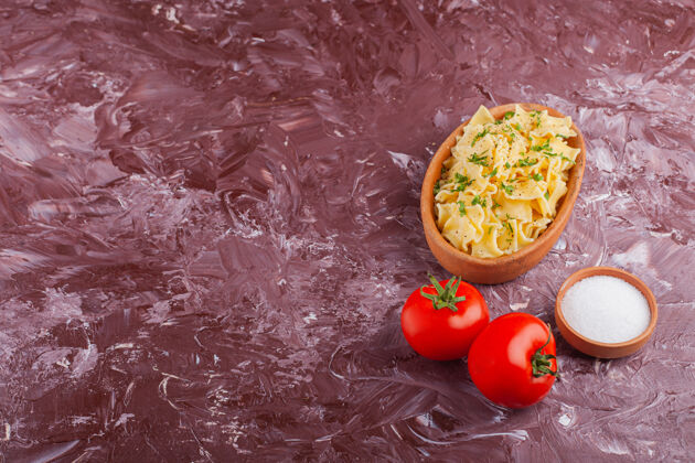面食淡桌上放着蛋黄酱和新鲜的红色西红柿的潘恩意大利面自然蔬菜食物