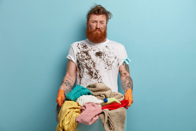 洗衣服胡子男人拿着洗衣篮 忙得不可开交堆清洁胡须