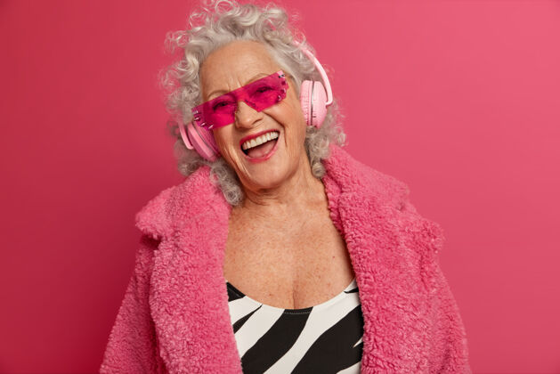声音穿着粉色紧身衣和外套 满脸皱纹的时尚老奶奶的特写照片外套音乐女性