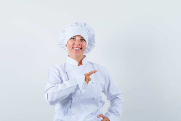 欢呼一位身穿白色制服的女厨师指着右上角 看上去很高兴乐趣时尚欢快