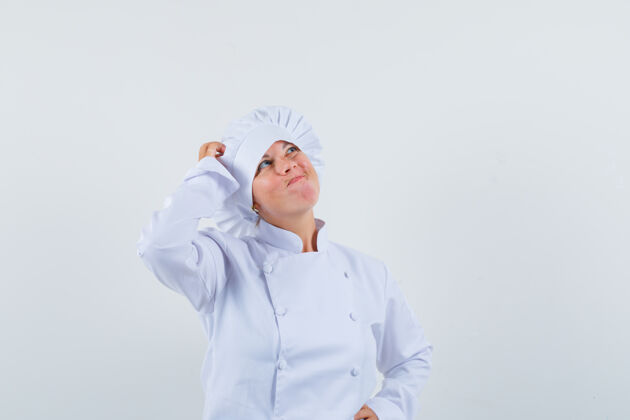 休闲一位身穿白色制服的女厨师手挽着手 神情犹豫不决漂亮时尚头