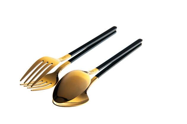 勺子白色背景上的金色餐具勺和叉的正面视图餐具前面工具