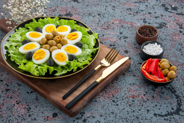 灯光鸡蛋沙拉 蔬菜沙拉 橄榄和西红柿在浅色背景下的正视图食物午餐健康