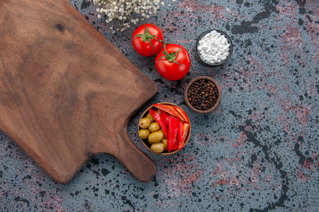 健康顶视图新鲜的红色西红柿与调味品在轻背景新鲜的红色西红柿饭蔬菜