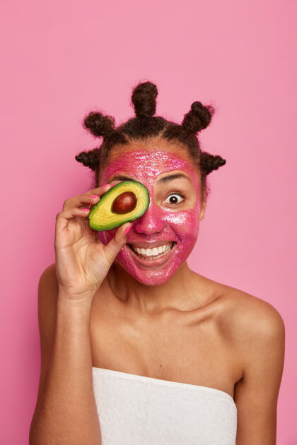 馒头特写快乐的少数民族妇女喜欢敷面膜女性皮肤面具