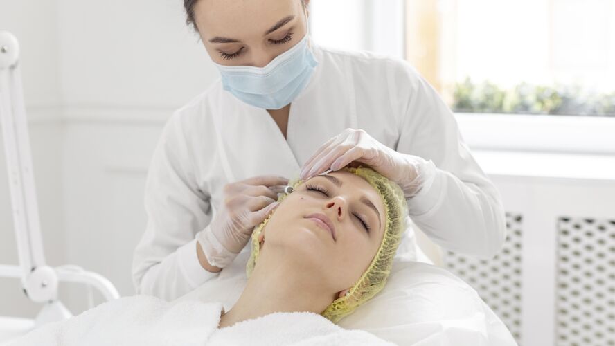 美容常规在美容诊所做填充物治疗的女人注射器化妆品女性