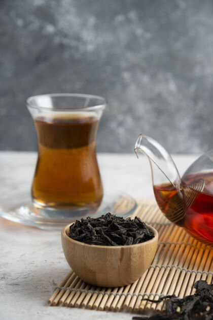 香气一杯放着干散茶和茶壶的茶芳香美味水壶