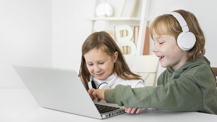 女孩女孩在家使用笔记本电脑耳机孩子房子
