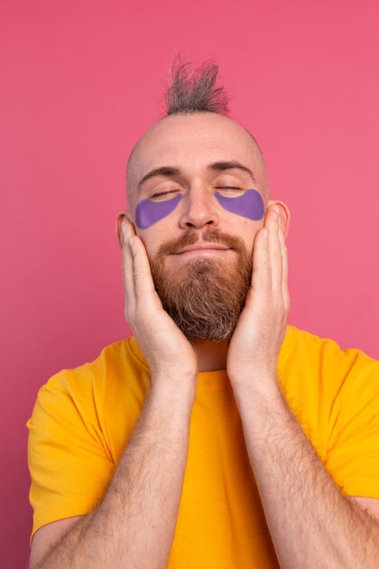 水疗欧洲帅哥 留着胡子 穿着黄色t恤和紫色眼罩 戴着粉色眼罩清洁姿势空虚