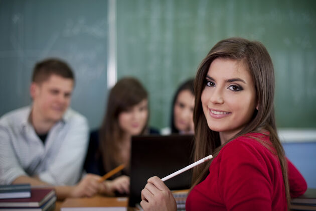 黑板教室里的年轻学生笔记本电脑教育妇女