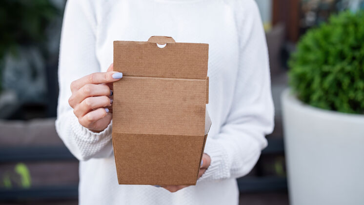 商店拿着可回收纸食品盒的女人回收的主意工艺内容回收