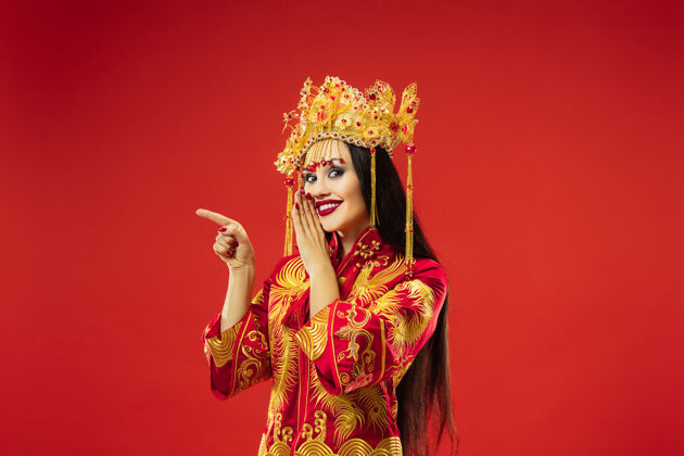 文化中国传统的优雅女子在工作室里过红肖像中国女演员