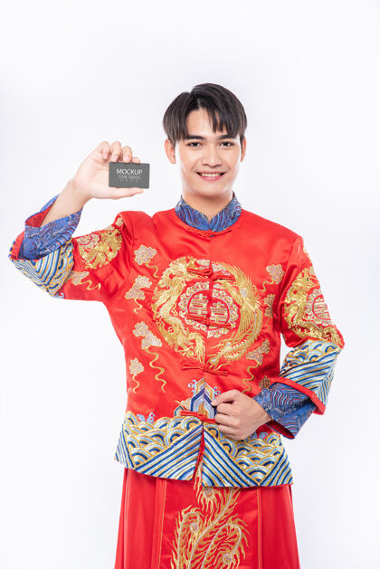 肖像中国男子持有空白信用卡模型购物男性银行