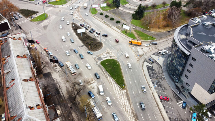 十字架无人机俯瞰基希讷乌 多辆汽车行驶的道路 环形交叉口 光秃秃的树木 俯视图天空共和国城市