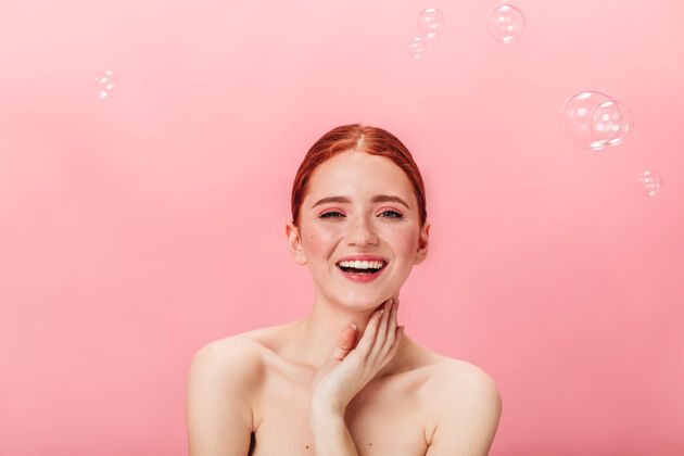 微笑前视图惊人的女人肥皂泡摄影棚拍摄的快乐裸体姜女孩笑粉红色背景一个前视图手势