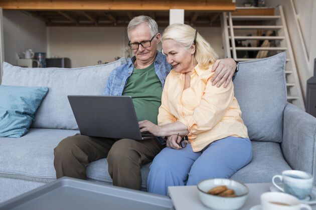 老年人中枪笑脸退休夫妇笔记本电脑社会生活方式尊重