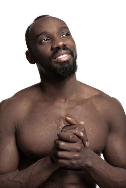 肌肉一个年轻的裸体快乐微笑的非洲男子在工作室的画像健身面部健康