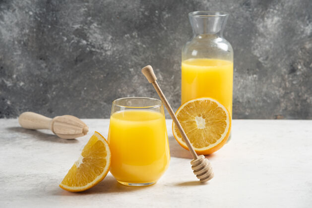 抗氧化用木勺盛一杯鲜橙汁甜美味杯子