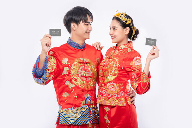 信用中国男人和中国女人拿着空白的信用卡模型一起爱情节日