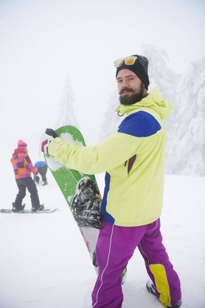 冬天冬天玩滑雪板的人运动微笑帅气