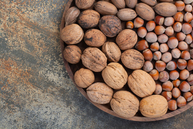 健康木质碗上有营养的棕色混合坚果高品质照片新鲜种子食物