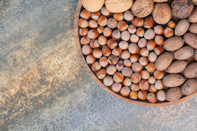 营养木质碗上有营养的棕色混合坚果高品质照片棕色脆的堆的