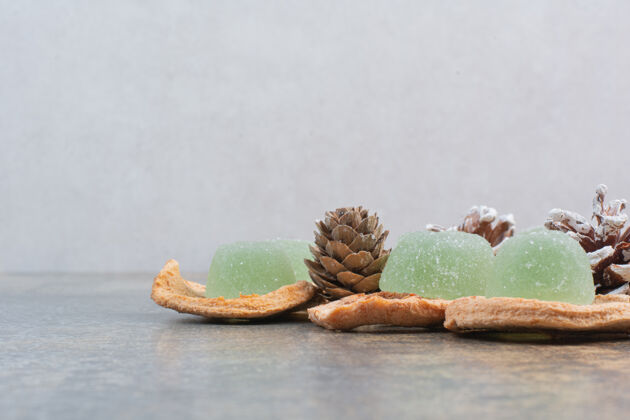 干的绿色果酱与干果和松果在大理石背景高品质的照片果冻苹果食物