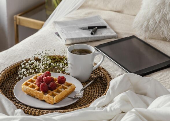床和早餐高角度的茶和华夫饼安排美食华夫饼早餐