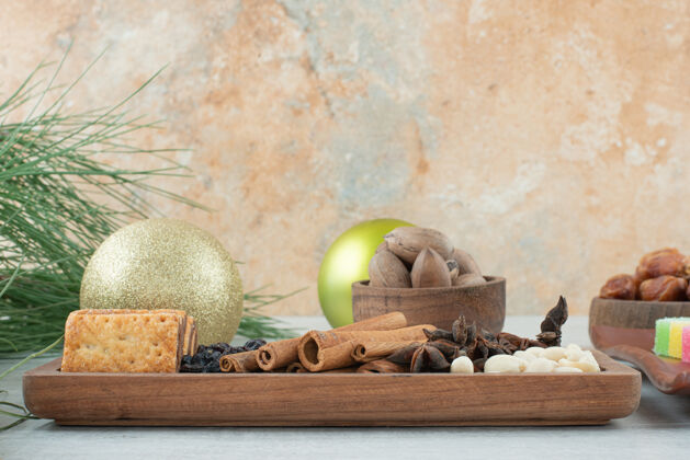 面包房肉桂棒饼干和圣诞球大理石背景高品质的照片饼干盘子木材