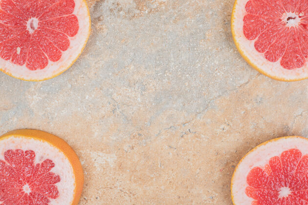 切片成熟的葡萄柚片在大理石表面高品质的照片葡萄柚水果切
