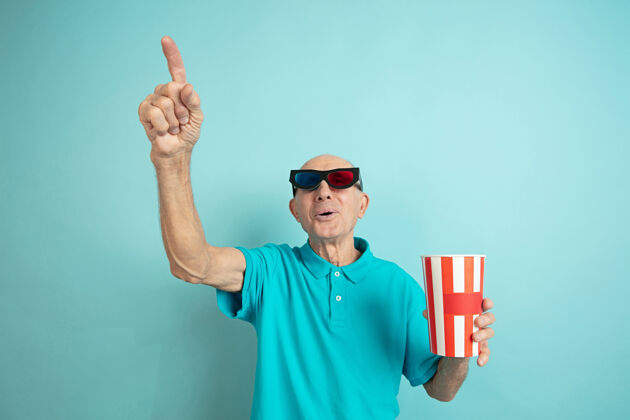 工作指着电影院的眼镜蓝色工作室里的高加索老人肖像健康高级肖像