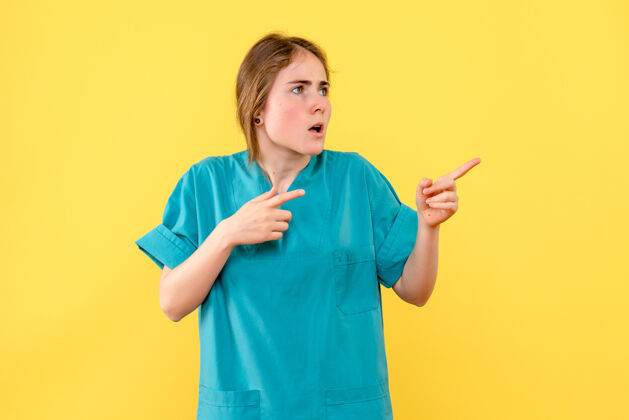女医生正面图黄色背景上的女医生情感医院医护人员健康护理药护士