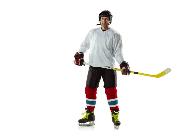 设备冠军冰球场和白墙上的年轻男子冰球运动员运动员穿着装备和头盔练习运动的概念 健康的生活方式 运动 运动 动作强壮快速团队合作
