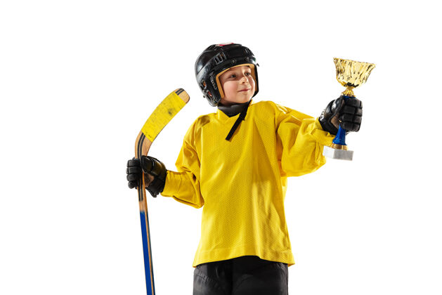 快速冠军冰球场和白墙上的小冰球运动员运动员穿着装备和头盔训练运动的概念 健康的生活方式 运动 运动 动作减肥动作运动员