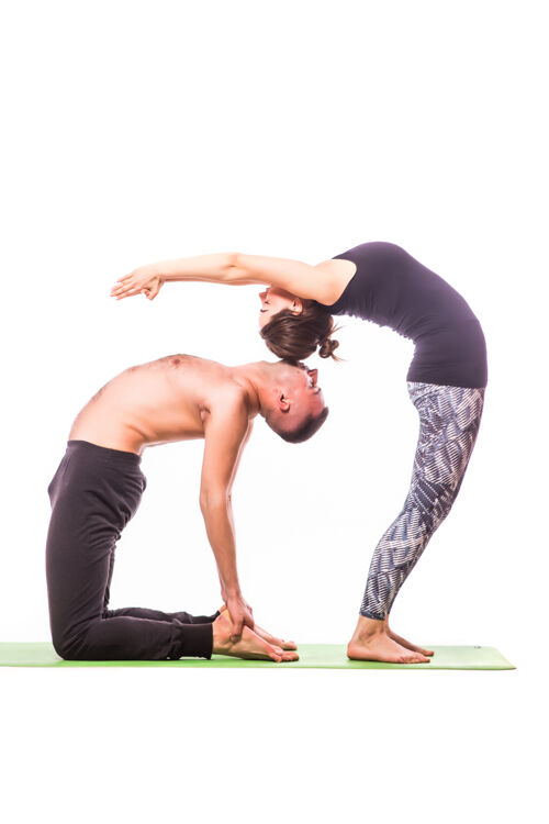 男性年轻健康的夫妇在瑜伽姿势隔离在白色背景训练帅气女性