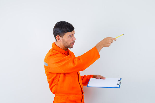 工程师工业工人给指示 拿着铅笔 穿着制服的剪贴板制造劳工技术人员