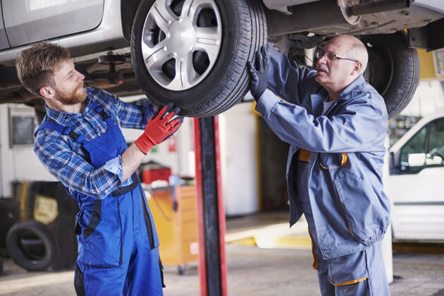 汽车技工修理工在车间里修理汽车工作所有者职业