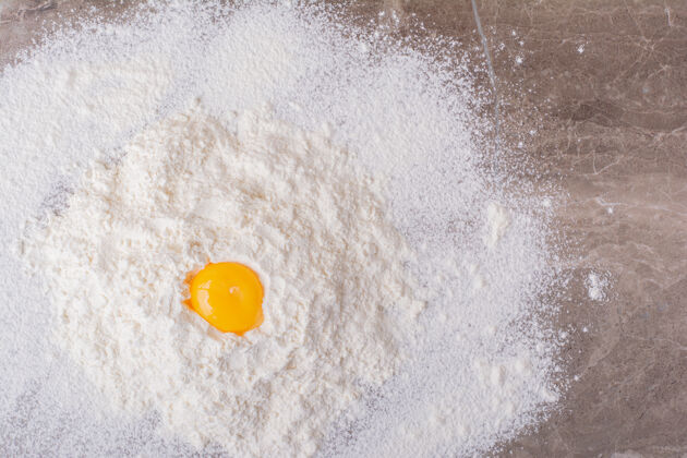 面包房在面粉上放一个蛋黄做面团地壳美味奶油