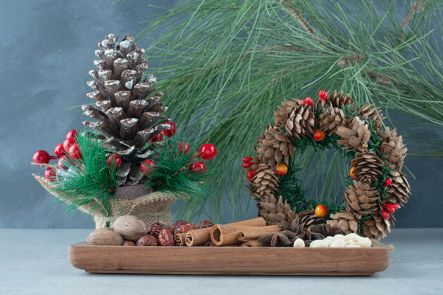 木头健康干果与圣诞花环从松果高品质的照片木板水果圣诞树
