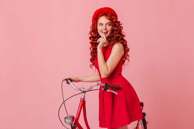 贝雷帽风情万种的妖娆女子狡猾地侧身一看 在粉色的空间里和自行车合影少女魅力自行车