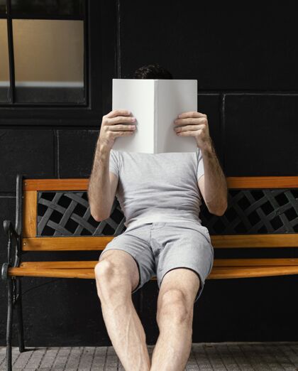 想象男人在读一本有趣的书阅读故事创造性