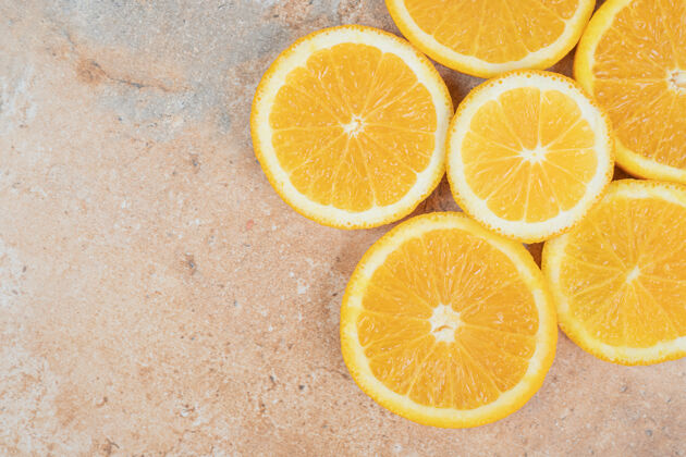 新鲜多汁的橙子片大理石背景高品质的照片切片柑橘橙子